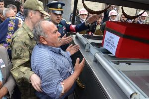 Şehidin babası: Hainleri sevindirmeyin, dik durun