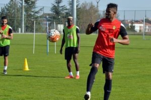 Eskişehirspor, Dossa Junior ile yollarını ayırdı