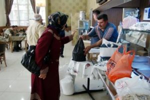 Kilisli kadınlar askerlere moral i&ccedil;in yemek g&ouml;nderdi