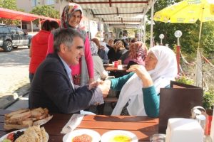 AK Parti Bursa Nil&uuml;fer  teşkilatı huzurevinde yaşayan anneleri unutmadı