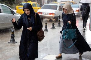 Bolu'da yarım saatlik yağmur yaşamı fel&ccedil; etti