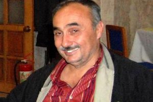 Emekli &ouml;ğretmen otomobilden d&uuml;şerek &ouml;ld&uuml;