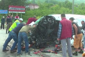 Otomobil parampar&ccedil;a oldu: S&uuml;r&uuml;c&uuml; hayatını kaybetti