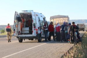 Tarım iş&ccedil;ilerini taşıyan kamyonet kaza yaptı: 5 yaralı