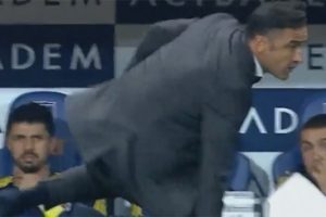 Pereira taktik verirken yere d&uuml;şt&uuml;