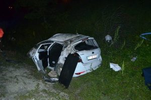 Direksiyon hakimiyetini kaybeden s&uuml;r&uuml;c&uuml; şarampole yuvarlandı