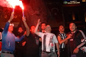 Beşiktaş taraftarı şampiyonluk kutlamalarına başladı