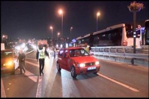 Alkoll&uuml; s&uuml;r&uuml;c&uuml; D-100'&uuml;n ortasında uykuya daldı: Trafik alt&uuml;st oldu