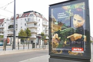 Afiş skandalı! &Ouml;rg&uuml;t okul &ouml;n&uuml;nde b&ouml;yle propaganda yaptı!