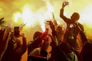 Beşiktaş taraftarları, olası şampiyonluğun kutlamalarına başladı