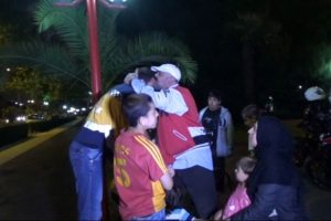 Suriyeli baba polislere alınlarından &ouml;perek teşekk&uuml;r etti