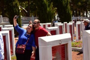 &Ccedil;anakkale'deki şehitliklerde &ouml;z&ccedil;ekim tutkusu