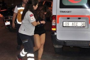 Gece yarısı &ouml;nce d&ouml;vd&uuml;ler sonra yarı &ccedil;ıplak sokağa attılar