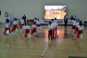 Engelli &ouml;ğrencilerden halk oyunları g&ouml;sterisi