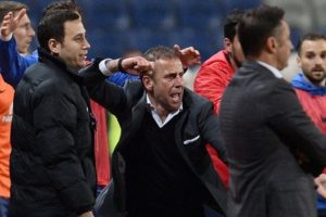 Abdullah Avcı, Fenerbah&ccedil;e'nin 4. yıldızını iki kez engelledi