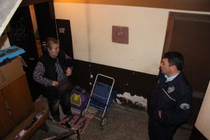 Bursa'da kedilerini vermemek i&ccedil;in saatlerce direndi ancak...