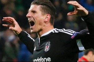 Şenol G&uuml;neş y&ouml;netimindeki takımın golc&uuml;leri coşuyor...
