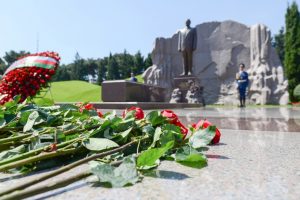 Haydar Aliyev doğum g&uuml;n&uuml;nde mezarı başında anıldı