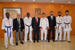 Bursa'da ilahiyat&ccedil;ı karateciler rekt&ouml;r&uuml; ziyaret etti