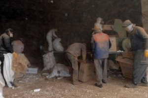 Ka&ccedil;ak sigaralar polis sayesinde &ccedil;evreyi kurtarıyor