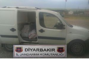 15 su&ccedil;tan aranan zanlıdan 14 bin paket ka&ccedil;ak sigara ele ge&ccedil;irildi