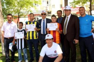 Zihinsel engelli taraftarların şampiyonluk &ccedil;ekişmesi