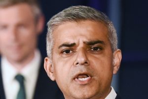 İlk m&uuml;sl&uuml;man başkandan Trump'a ''cahil'' g&ouml;ndermesi