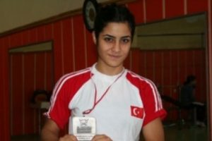 Bursasporlu bayan boks&ouml;r Elif Nur Coşkun, D&uuml;nya Şampiyonası'nda derece arayacak