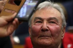 Deniz Baykal'ı g&ouml;ren telefonuna sarıldı