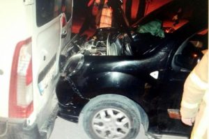 Alkoll&uuml; s&uuml;r&uuml;c&uuml; emniyet &ouml;n&uuml;ndeki polis minib&uuml;s&uuml;ne &ccedil;arptı