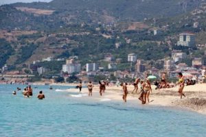 Alanya'da tatilciler sahilleri doldurdu