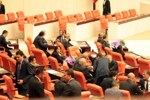 CHP'li vekilden t&uuml;m parti gruplarına &ccedil;i&ccedil;ek