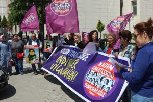 Karısını yakarak &ouml;ld&uuml;ren adam hakim karşısında