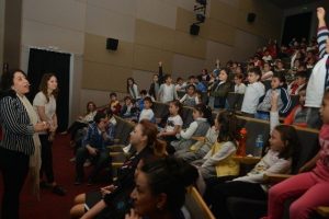 Yazar T&uuml;lin Kozikoğlu Bursa'da k&uuml;&ccedil;&uuml;k okurlarıyla buluştu