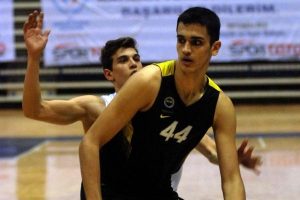 Gen&ccedil; Erkeklerde Fenerbah&ccedil;e, Pınar Karşıyaka'yı mağlup etti