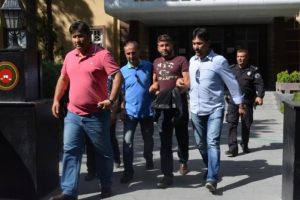 Sahte altın g&ouml;sterip arkadaşlarını gasp ettiler