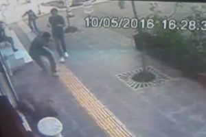 Saldırının ardından yaşanan panik kamerada