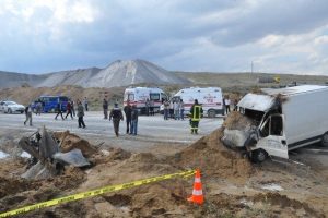 &Ccedil;arpışan minib&uuml;s ile otomobil yandı: 2 &ouml;l&uuml;, 1 yaralı