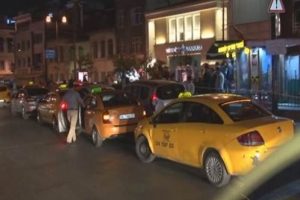 İstanbul Kadık&ouml;y'de taksiciler ile dolmuş şof&ouml;rleri kavga etti