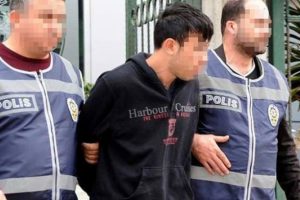 '&Ccedil;ocuk istismarcısı' dedi, boğazını kesti! Zanlıyı 'ayakkabı' yakalattı...