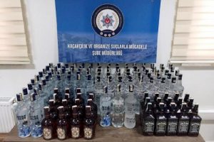 Otomobilde 115 şişe sahte i&ccedil;ki ele ge&ccedil;irildi