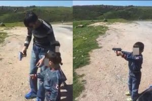 Kan donduran g&ouml;r&uuml;nt&uuml;! Oğlunun eline silahı tutuşturup...