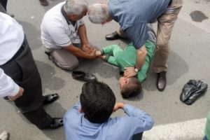 Otomobille &ccedil;arpışan motosikletteki 2 liseli yaralandı