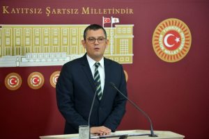 CHP'li &Ouml;zel: 3-4 bakanlık i&ccedil;in AKP'li cumhurbaşkanına 'evet' demek &uuml;zereler