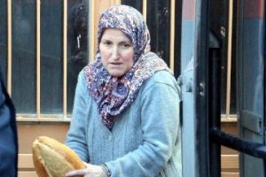 Komşusunu &ouml;ld&uuml;ren kadının yargılaması s&uuml;rd&uuml;