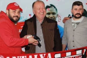 Gencer: "Antalyaspor'un şampiyonluğa oynamasına hi&ccedil;bir engel yok"