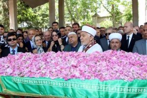 İşadamı Şevket Demirel g&uuml;llerle uğurlandı