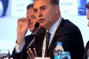 Beşiktaş Başkanı Fikret Orman, son listeyi Divan Kurulu Başkanlığı'na verdi