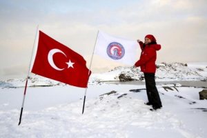 &Uuml;niversitenin bayrağını Antarktika'da dalgalandırdı