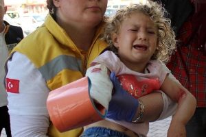 K&uuml;&ccedil;&uuml;k kızın kolu asans&ouml;r boşluğuna sıkıştı